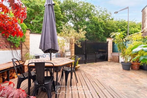 Maison repensée par architecte avec terrasse et cour pavée