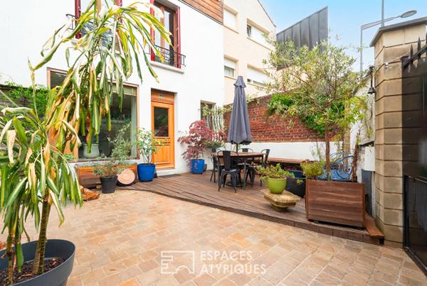 Maison repensée par architecte avec terrasse et cour pavée