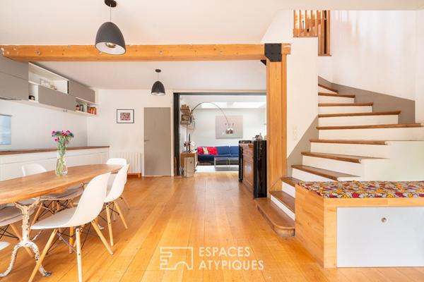 Maison repensée par architecte avec terrasse et cour pavée