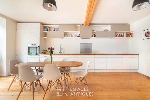 Maison repensée par architecte avec terrasse et cour pavée