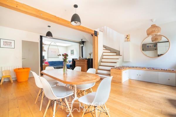 Maison repensée par architecte avec terrasse et cour pavée