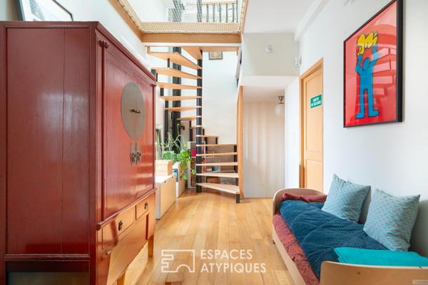 Maison repensée par architecte avec terrasse et cour pavée