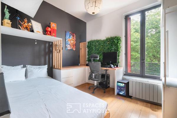 Maison repensée par architecte avec terrasse et cour pavée