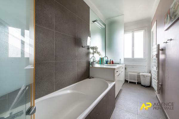 Appartement lumineux de charme à La Garenne-Colombes, vue dégagée au 6ème étage 475 000 € **  - Référence  13997