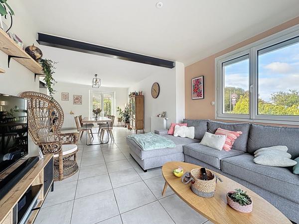 Maison à vendre à Mésanger avec trois chambres, bureau, garages, jardin et dépendances.