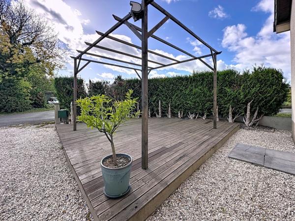 Maison à vendre à Mésanger avec trois chambres, bureau, garages, jardin et dépendances.