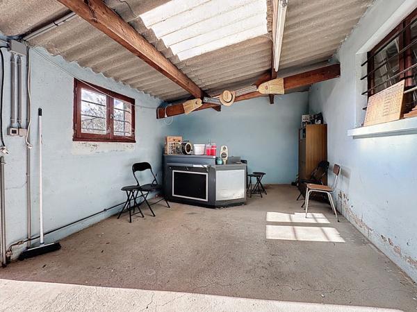 Maison à vendre à Mésanger avec trois chambres, bureau, garages, jardin et dépendances.