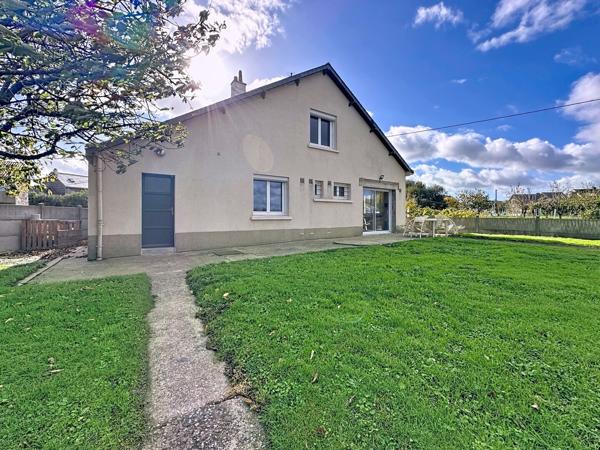 Maison à vendre à Mésanger avec trois chambres, bureau, garages, jardin et dépendances.