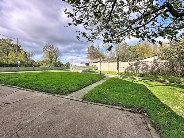 Maison à vendre à Mésanger avec trois chambres, bureau, garages, jardin et dépendances.