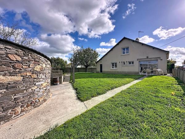 Maison à vendre à Mésanger avec trois chambres, bureau, garages, jardin et dépendances.