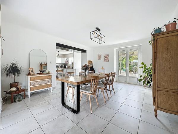 Maison à vendre à Mésanger avec trois chambres, bureau, garages, jardin et dépendances.