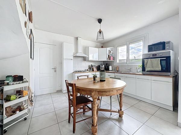 Maison à vendre à Mésanger avec trois chambres, bureau, garages, jardin et dépendances.