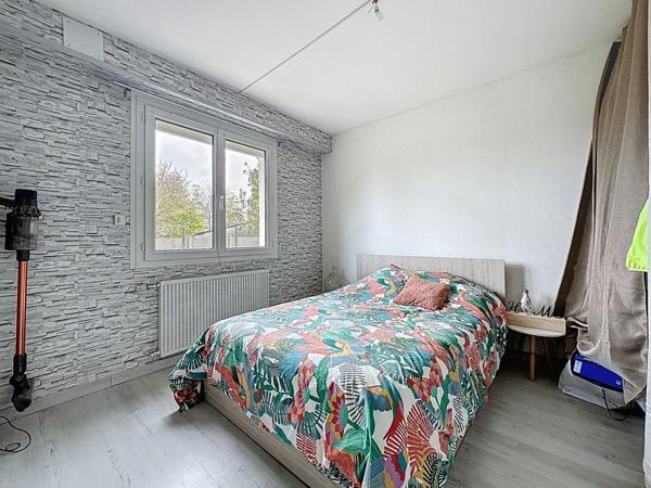 Maison à vendre à Mésanger avec trois chambres, bureau, garages, jardin et dépendances.