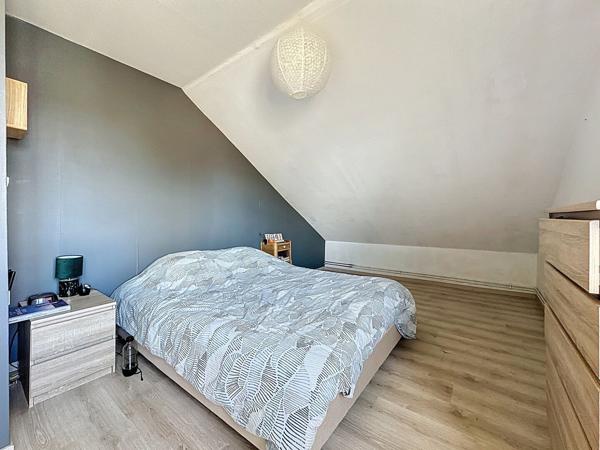 Maison à vendre à Mésanger avec trois chambres, bureau, garages, jardin et dépendances.