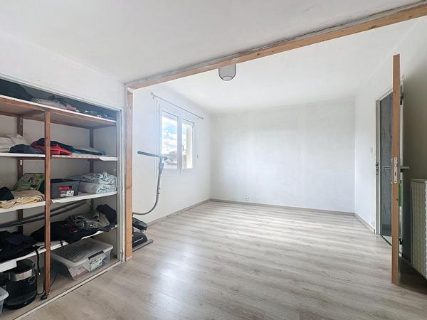 Maison à vendre à Mésanger avec trois chambres, bureau, garages, jardin et dépendances.