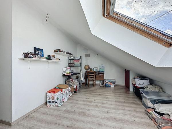 Maison à vendre à Mésanger avec trois chambres, bureau, garages, jardin et dépendances.