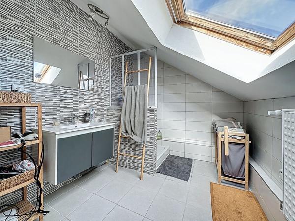 Maison à vendre à Mésanger avec trois chambres, bureau, garages, jardin et dépendances.