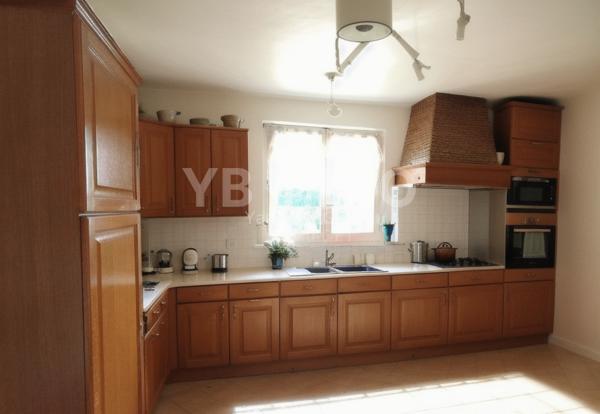 Maison construction traditionnelle sur sous-sol total avec dépendances