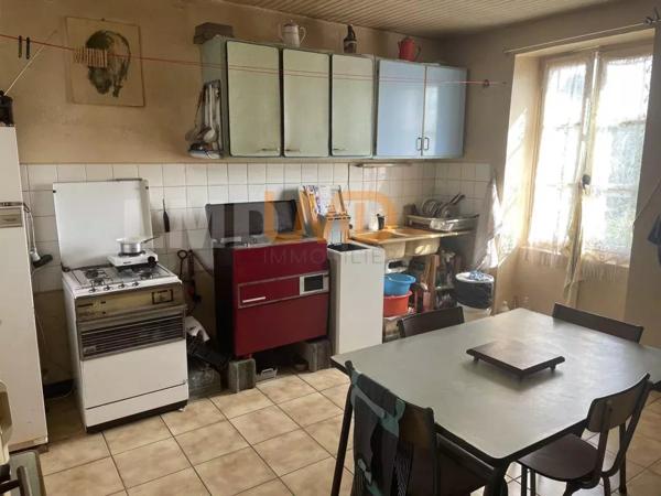 ancien corps de ferme avec dépendances une grange sur étable