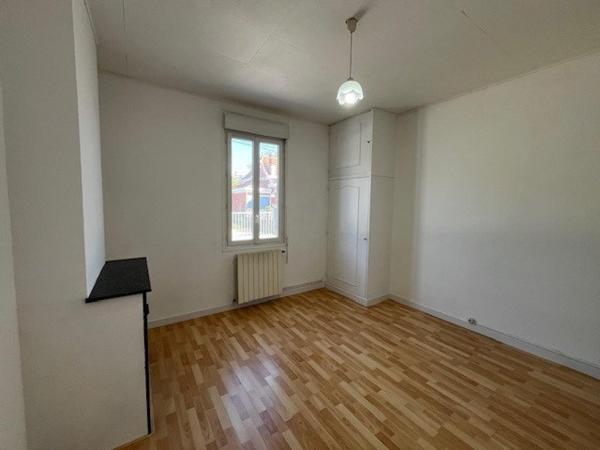 Maison 90m², 4 chambres, grand garage, terrain 582m²