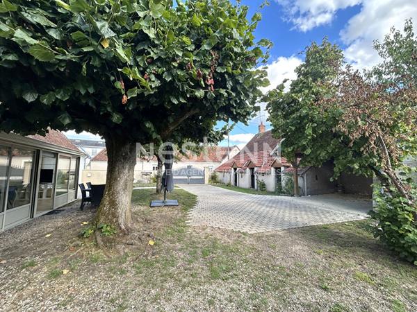 LONGERE SANS TRAVAUX 3 CHAMBRES TERRAIN DEPENDANCES PLEIN CENTRE DE CHABRIS (INDRE 36)