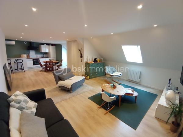 Et si vous faisiez le choix de la qualité de vie?
Centre-ville de Beure, dans un cadre de vie préservé et privilégié, venez découvrir votre appartement type 5 duplex de fin  2024 comme neuf, idéalement situé au dernier étage, avec un grand jardin d'environ 80m2! avec une splendide vue panoramique verdoyante sur les collines du village!
Imaginez vous.....dans cet appartement qui vous propose: une entrée, une très belle pièce de vie de plus de 50m2! comprenant une cuisine intégrée ouverte sur séjour-salon + un placard.
 un grand cellier-buanderie, une chambre avec un placard, une salle d'eau de charme avec poutres apparentes, un cabinet de toilette et un accès sur l'exterieur dont un superbe jardin d'environ 80m2 avec une exposition sud, dans un cadre enchanteur, ou vous pouvez faire espace repas et salon de jardin + transats une belle exposition et une vue superbe panoramique a 180° verdoyante plein soleil.
A l'étage, vous trouvez: une chambre, une petite mezzanine, un cabinet de toilette, une chambre parentale avec une salle d'eau spacieuse et sa porte coulissante style verrière.
Des prestations et finitions de qualité, comprenant un chauffage en aérothermie+ clim réversible et un ballon thermodynamique pour une consommation minimum, voir le super DPE classé A/A, charges minimum environ 40 euros/mensuel , surface indiqué utile(110m2 habitable), syndic bénévole, pas de travaux à prévoir pendant de très nombreuses années,  et rare sur la commune , un emplacement de parking couvert privatif avec porte motorisé neuve, honoraires inclus charge vendeur.
L'intermédiaire entre un appartement et une maison, vivez une vie de qualité!!!!
Un superbe appartement au charme intemporel, le cachet de l'ancien et du style contemporain!
Renseignements et rendez vous du lundi au samedi de 8h à 20 h