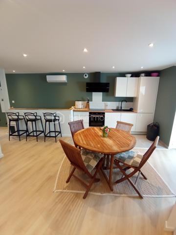 Et si vous faisiez le choix de la qualité de vie?
Centre-ville de Beure, dans un cadre de vie préservé et privilégié, venez découvrir votre appartement type 5 duplex de fin  2024 comme neuf, idéalement situé au dernier étage, avec un grand jardin d'environ 80m2! avec une splendide vue panoramique verdoyante sur les collines du village!
Imaginez vous.....dans cet appartement qui vous propose: une entrée, une très belle pièce de vie de plus de 50m2! comprenant une cuisine intégrée ouverte sur séjour-salon + un placard.
 un grand cellier-buanderie, une chambre avec un placard, une salle d'eau de charme avec poutres apparentes, un cabinet de toilette et un accès sur l'exterieur dont un superbe jardin d'environ 80m2 avec une exposition sud, dans un cadre enchanteur, ou vous pouvez faire espace repas et salon de jardin + transats une belle exposition et une vue superbe panoramique a 180° verdoyante plein soleil.
A l'étage, vous trouvez: une chambre, une petite mezzanine, un cabinet de toilette, une chambre parentale avec une salle d'eau spacieuse et sa porte coulissante style verrière.
Des prestations et finitions de qualité, comprenant un chauffage en aérothermie+ clim réversible et un ballon thermodynamique pour une consommation minimum, voir le super DPE classé A/A, charges minimum environ 40 euros/mensuel , surface indiqué utile(110m2 habitable), syndic bénévole, pas de travaux à prévoir pendant de très nombreuses années,  et rare sur la commune , un emplacement de parking couvert privatif avec porte motorisé neuve, honoraires inclus charge vendeur.
L'intermédiaire entre un appartement et une maison, vivez une vie de qualité!!!!
Un superbe appartement au charme intemporel, le cachet de l'ancien et du style contemporain!
Renseignements et rendez vous du lundi au samedi de 8h à 20 h