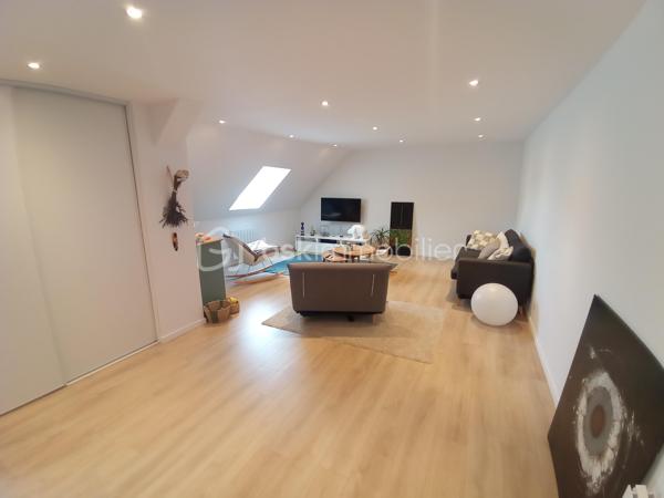 Et si vous faisiez le choix de la qualité de vie?
Centre-ville de Beure, dans un cadre de vie préservé et privilégié, venez découvrir votre appartement type 5 duplex de fin  2024 comme neuf, idéalement situé au dernier étage, avec un grand jardin d'environ 80m2! avec une splendide vue panoramique verdoyante sur les collines du village!
Imaginez vous.....dans cet appartement qui vous propose: une entrée, une très belle pièce de vie de plus de 50m2! comprenant une cuisine intégrée ouverte sur séjour-salon + un placard.
 un grand cellier-buanderie, une chambre avec un placard, une salle d'eau de charme avec poutres apparentes, un cabinet de toilette et un accès sur l'exterieur dont un superbe jardin d'environ 80m2 avec une exposition sud, dans un cadre enchanteur, ou vous pouvez faire espace repas et salon de jardin + transats une belle exposition et une vue superbe panoramique a 180° verdoyante plein soleil.
A l'étage, vous trouvez: une chambre, une petite mezzanine, un cabinet de toilette, une chambre parentale avec une salle d'eau spacieuse et sa porte coulissante style verrière.
Des prestations et finitions de qualité, comprenant un chauffage en aérothermie+ clim réversible et un ballon thermodynamique pour une consommation minimum, voir le super DPE classé A/A, charges minimum environ 40 euros/mensuel , surface indiqué utile(110m2 habitable), syndic bénévole, pas de travaux à prévoir pendant de très nombreuses années,  et rare sur la commune , un emplacement de parking couvert privatif avec porte motorisé neuve, honoraires inclus charge vendeur.
L'intermédiaire entre un appartement et une maison, vivez une vie de qualité!!!!
Un superbe appartement au charme intemporel, le cachet de l'ancien et du style contemporain!
Renseignements et rendez vous du lundi au samedi de 8h à 20 h