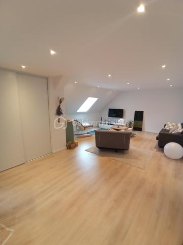 Et si vous faisiez le choix de la qualité de vie?
Centre-ville de Beure, dans un cadre de vie préservé et privilégié, venez découvrir votre appartement type 5 duplex de fin  2024 comme neuf, idéalement situé au dernier étage, avec un grand jardin d'environ 80m2! avec une splendide vue panoramique verdoyante sur les collines du village!
Imaginez vous.....dans cet appartement qui vous propose: une entrée, une très belle pièce de vie de plus de 50m2! comprenant une cuisine intégrée ouverte sur séjour-salon + un placard.
 un grand cellier-buanderie, une chambre avec un placard, une salle d'eau de charme avec poutres apparentes, un cabinet de toilette et un accès sur l'exterieur dont un superbe jardin d'environ 80m2 avec une exposition sud, dans un cadre enchanteur, ou vous pouvez faire espace repas et salon de jardin + transats une belle exposition et une vue superbe panoramique a 180° verdoyante plein soleil.
A l'étage, vous trouvez: une chambre, une petite mezzanine, un cabinet de toilette, une chambre parentale avec une salle d'eau spacieuse et sa porte coulissante style verrière.
Des prestations et finitions de qualité, comprenant un chauffage en aérothermie+ clim réversible et un ballon thermodynamique pour une consommation minimum, voir le super DPE classé A/A, charges minimum environ 40 euros/mensuel , surface indiqué utile(110m2 habitable), syndic bénévole, pas de travaux à prévoir pendant de très nombreuses années,  et rare sur la commune , un emplacement de parking couvert privatif avec porte motorisé neuve, honoraires inclus charge vendeur.
L'intermédiaire entre un appartement et une maison, vivez une vie de qualité!!!!
Un superbe appartement au charme intemporel, le cachet de l'ancien et du style contemporain!
Renseignements et rendez vous du lundi au samedi de 8h à 20 h