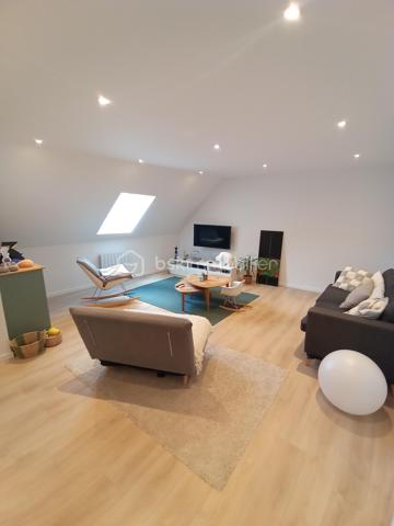 Et si vous faisiez le choix de la qualité de vie?
Centre-ville de Beure, dans un cadre de vie préservé et privilégié, venez découvrir votre appartement type 5 duplex de fin  2024 comme neuf, idéalement situé au dernier étage, avec un grand jardin d'environ 80m2! avec une splendide vue panoramique verdoyante sur les collines du village!
Imaginez vous.....dans cet appartement qui vous propose: une entrée, une très belle pièce de vie de plus de 50m2! comprenant une cuisine intégrée ouverte sur séjour-salon + un placard.
 un grand cellier-buanderie, une chambre avec un placard, une salle d'eau de charme avec poutres apparentes, un cabinet de toilette et un accès sur l'exterieur dont un superbe jardin d'environ 80m2 avec une exposition sud, dans un cadre enchanteur, ou vous pouvez faire espace repas et salon de jardin + transats une belle exposition et une vue superbe panoramique a 180° verdoyante plein soleil.
A l'étage, vous trouvez: une chambre, une petite mezzanine, un cabinet de toilette, une chambre parentale avec une salle d'eau spacieuse et sa porte coulissante style verrière.
Des prestations et finitions de qualité, comprenant un chauffage en aérothermie+ clim réversible et un ballon thermodynamique pour une consommation minimum, voir le super DPE classé A/A, charges minimum environ 40 euros/mensuel , surface indiqué utile(110m2 habitable), syndic bénévole, pas de travaux à prévoir pendant de très nombreuses années,  et rare sur la commune , un emplacement de parking couvert privatif avec porte motorisé neuve, honoraires inclus charge vendeur.
L'intermédiaire entre un appartement et une maison, vivez une vie de qualité!!!!
Un superbe appartement au charme intemporel, le cachet de l'ancien et du style contemporain!
Renseignements et rendez vous du lundi au samedi de 8h à 20 h
