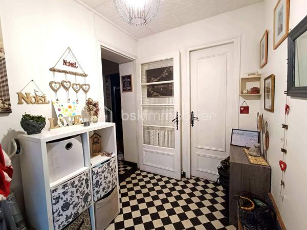 *** EXCLUSIVITÉ - INVESTISSEURS *** maison T5 mitoyenne d'un côté avec jardin, vendue louée, située au calme d'une impasse sans circulation, à 5mn à pied du centre-ville. 
Elle est composée au RDC d'une entrée avec dégagement desservant UNE VIE DE PLAIN PIED avec une GRANDE chambre LUMINEUSE avec placard, d'une sdd et de toilettes séparées, d'un séjour LUMINEUX et d'une cuisine. 
À l'étage, vous découvrirez 2 chambres de 12 et 23m² ainsi qu'une sdb. 
Au 2ème étage, possibilité d'une 4ème chambre de près de 15m² après travaux, et d'un grenier. 
À ceci s'ajoute une cave, et UN JARDIN.
ATTENTION ! Travaux à prévoir, mais actuellement, locataire en place depuis janvier 2023.
Loyer: 850€ / mois + 11€ de charges, TF: 1600€.