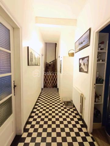 *** EXCLUSIVITÉ - INVESTISSEURS *** maison T5 mitoyenne d'un côté avec jardin, vendue louée, située au calme d'une impasse sans circulation, à 5mn à pied du centre-ville. 
Elle est composée au RDC d'une entrée avec dégagement desservant UNE VIE DE PLAIN PIED avec une GRANDE chambre LUMINEUSE avec placard, d'une sdd et de toilettes séparées, d'un séjour LUMINEUX et d'une cuisine. 
À l'étage, vous découvrirez 2 chambres de 12 et 23m² ainsi qu'une sdb. 
Au 2ème étage, possibilité d'une 4ème chambre de près de 15m² après travaux, et d'un grenier. 
À ceci s'ajoute une cave, et UN JARDIN.
ATTENTION ! Travaux à prévoir, mais actuellement, locataire en place depuis janvier 2023.
Loyer: 850€ / mois + 11€ de charges, TF: 1600€.