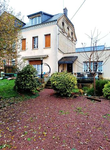 *** EXCLUSIVITÉ - INVESTISSEURS *** maison T5 mitoyenne d'un côté avec jardin, vendue louée, située au calme d'une impasse sans circulation, à 5mn à pied du centre-ville. 
Elle est composée au RDC d'une entrée avec dégagement desservant UNE VIE DE PLAIN PIED avec une GRANDE chambre LUMINEUSE avec placard, d'une sdd et de toilettes séparées, d'un séjour LUMINEUX et d'une cuisine. 
À l'étage, vous découvrirez 2 chambres de 12 et 23m² ainsi qu'une sdb. 
Au 2ème étage, possibilité d'une 4ème chambre de près de 15m² après travaux, et d'un grenier. 
À ceci s'ajoute une cave, et UN JARDIN.
ATTENTION ! Travaux à prévoir, mais actuellement, locataire en place depuis janvier 2023.
Loyer: 850€ / mois + 11€ de charges, TF: 1600€.