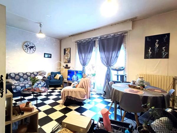 *** EXCLUSIVITÉ - INVESTISSEURS *** maison T5 mitoyenne d'un côté avec jardin, vendue louée, située au calme d'une impasse sans circulation, à 5mn à pied du centre-ville. 
Elle est composée au RDC d'une entrée avec dégagement desservant UNE VIE DE PLAIN PIED avec une GRANDE chambre LUMINEUSE avec placard, d'une sdd et de toilettes séparées, d'un séjour LUMINEUX et d'une cuisine. 
À l'étage, vous découvrirez 2 chambres de 12 et 23m² ainsi qu'une sdb. 
Au 2ème étage, possibilité d'une 4ème chambre de près de 15m² après travaux, et d'un grenier. 
À ceci s'ajoute une cave, et UN JARDIN.
ATTENTION ! Travaux à prévoir, mais actuellement, locataire en place depuis janvier 2023.
Loyer: 850€ / mois + 11€ de charges, TF: 1600€.