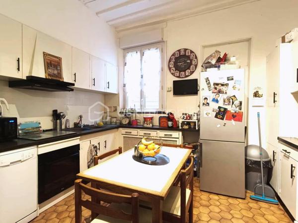 *** EXCLUSIVITÉ - INVESTISSEURS *** maison T5 mitoyenne d'un côté avec jardin, vendue louée, située au calme d'une impasse sans circulation, à 5mn à pied du centre-ville. 
Elle est composée au RDC d'une entrée avec dégagement desservant UNE VIE DE PLAIN PIED avec une GRANDE chambre LUMINEUSE avec placard, d'une sdd et de toilettes séparées, d'un séjour LUMINEUX et d'une cuisine. 
À l'étage, vous découvrirez 2 chambres de 12 et 23m² ainsi qu'une sdb. 
Au 2ème étage, possibilité d'une 4ème chambre de près de 15m² après travaux, et d'un grenier. 
À ceci s'ajoute une cave, et UN JARDIN.
ATTENTION ! Travaux à prévoir, mais actuellement, locataire en place depuis janvier 2023.
Loyer: 850€ / mois + 11€ de charges, TF: 1600€.