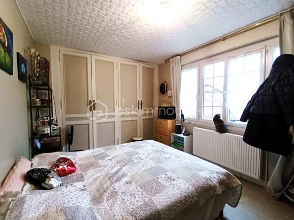 *** EXCLUSIVITÉ - INVESTISSEURS *** maison T5 mitoyenne d'un côté avec jardin, vendue louée, située au calme d'une impasse sans circulation, à 5mn à pied du centre-ville. 
Elle est composée au RDC d'une entrée avec dégagement desservant UNE VIE DE PLAIN PIED avec une GRANDE chambre LUMINEUSE avec placard, d'une sdd et de toilettes séparées, d'un séjour LUMINEUX et d'une cuisine. 
À l'étage, vous découvrirez 2 chambres de 12 et 23m² ainsi qu'une sdb. 
Au 2ème étage, possibilité d'une 4ème chambre de près de 15m² après travaux, et d'un grenier. 
À ceci s'ajoute une cave, et UN JARDIN.
ATTENTION ! Travaux à prévoir, mais actuellement, locataire en place depuis janvier 2023.
Loyer: 850€ / mois + 11€ de charges, TF: 1600€.