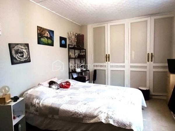 *** EXCLUSIVITÉ - INVESTISSEURS *** maison T5 mitoyenne d'un côté avec jardin, vendue louée, située au calme d'une impasse sans circulation, à 5mn à pied du centre-ville. 
Elle est composée au RDC d'une entrée avec dégagement desservant UNE VIE DE PLAIN PIED avec une GRANDE chambre LUMINEUSE avec placard, d'une sdd et de toilettes séparées, d'un séjour LUMINEUX et d'une cuisine. 
À l'étage, vous découvrirez 2 chambres de 12 et 23m² ainsi qu'une sdb. 
Au 2ème étage, possibilité d'une 4ème chambre de près de 15m² après travaux, et d'un grenier. 
À ceci s'ajoute une cave, et UN JARDIN.
ATTENTION ! Travaux à prévoir, mais actuellement, locataire en place depuis janvier 2023.
Loyer: 850€ / mois + 11€ de charges, TF: 1600€.