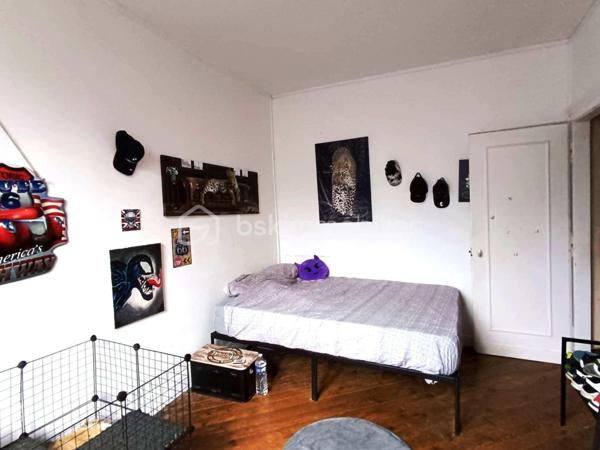 *** EXCLUSIVITÉ - INVESTISSEURS *** maison T5 mitoyenne d'un côté avec jardin, vendue louée, située au calme d'une impasse sans circulation, à 5mn à pied du centre-ville. 
Elle est composée au RDC d'une entrée avec dégagement desservant UNE VIE DE PLAIN PIED avec une GRANDE chambre LUMINEUSE avec placard, d'une sdd et de toilettes séparées, d'un séjour LUMINEUX et d'une cuisine. 
À l'étage, vous découvrirez 2 chambres de 12 et 23m² ainsi qu'une sdb. 
Au 2ème étage, possibilité d'une 4ème chambre de près de 15m² après travaux, et d'un grenier. 
À ceci s'ajoute une cave, et UN JARDIN.
ATTENTION ! Travaux à prévoir, mais actuellement, locataire en place depuis janvier 2023.
Loyer: 850€ / mois + 11€ de charges, TF: 1600€.