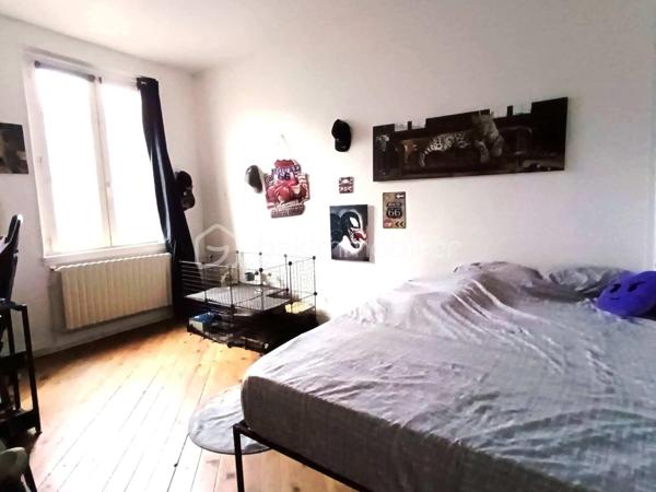 *** EXCLUSIVITÉ - INVESTISSEURS *** maison T5 mitoyenne d'un côté avec jardin, vendue louée, située au calme d'une impasse sans circulation, à 5mn à pied du centre-ville. 
Elle est composée au RDC d'une entrée avec dégagement desservant UNE VIE DE PLAIN PIED avec une GRANDE chambre LUMINEUSE avec placard, d'une sdd et de toilettes séparées, d'un séjour LUMINEUX et d'une cuisine. 
À l'étage, vous découvrirez 2 chambres de 12 et 23m² ainsi qu'une sdb. 
Au 2ème étage, possibilité d'une 4ème chambre de près de 15m² après travaux, et d'un grenier. 
À ceci s'ajoute une cave, et UN JARDIN.
ATTENTION ! Travaux à prévoir, mais actuellement, locataire en place depuis janvier 2023.
Loyer: 850€ / mois + 11€ de charges, TF: 1600€.
