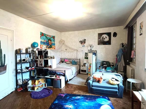 *** EXCLUSIVITÉ - INVESTISSEURS *** maison T5 mitoyenne d'un côté avec jardin, vendue louée, située au calme d'une impasse sans circulation, à 5mn à pied du centre-ville. 
Elle est composée au RDC d'une entrée avec dégagement desservant UNE VIE DE PLAIN PIED avec une GRANDE chambre LUMINEUSE avec placard, d'une sdd et de toilettes séparées, d'un séjour LUMINEUX et d'une cuisine. 
À l'étage, vous découvrirez 2 chambres de 12 et 23m² ainsi qu'une sdb. 
Au 2ème étage, possibilité d'une 4ème chambre de près de 15m² après travaux, et d'un grenier. 
À ceci s'ajoute une cave, et UN JARDIN.
ATTENTION ! Travaux à prévoir, mais actuellement, locataire en place depuis janvier 2023.
Loyer: 850€ / mois + 11€ de charges, TF: 1600€.