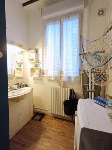 *** EXCLUSIVITÉ - INVESTISSEURS *** maison T5 mitoyenne d'un côté avec jardin, vendue louée, située au calme d'une impasse sans circulation, à 5mn à pied du centre-ville. 
Elle est composée au RDC d'une entrée avec dégagement desservant UNE VIE DE PLAIN PIED avec une GRANDE chambre LUMINEUSE avec placard, d'une sdd et de toilettes séparées, d'un séjour LUMINEUX et d'une cuisine. 
À l'étage, vous découvrirez 2 chambres de 12 et 23m² ainsi qu'une sdb. 
Au 2ème étage, possibilité d'une 4ème chambre de près de 15m² après travaux, et d'un grenier. 
À ceci s'ajoute une cave, et UN JARDIN.
ATTENTION ! Travaux à prévoir, mais actuellement, locataire en place depuis janvier 2023.
Loyer: 850€ / mois + 11€ de charges, TF: 1600€.