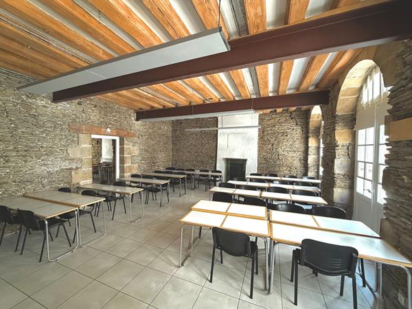 Opportunité à saisir, idéal commerçant, restaurateur ou activité libérale, local commercial de caractère dans copropriété historique