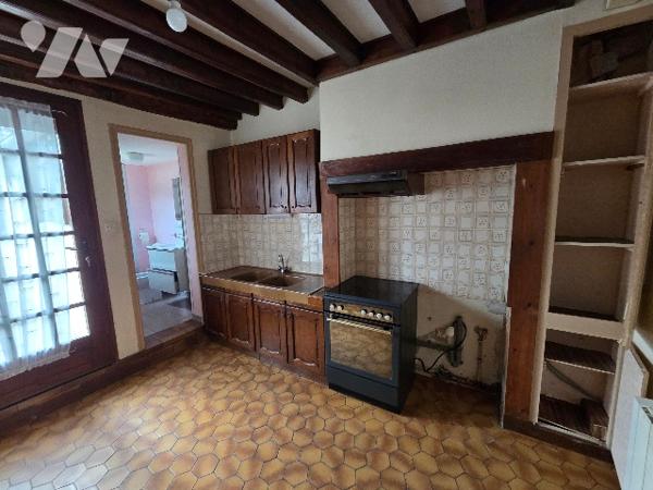 YVETOT PLEIN CENTRE, maison de ville d'~65m², 3 chambres, cour intérieure et garage.