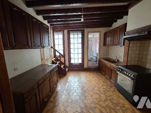 YVETOT PLEIN CENTRE, maison de ville d'~65m², 3 chambres, cour intérieure et garage.