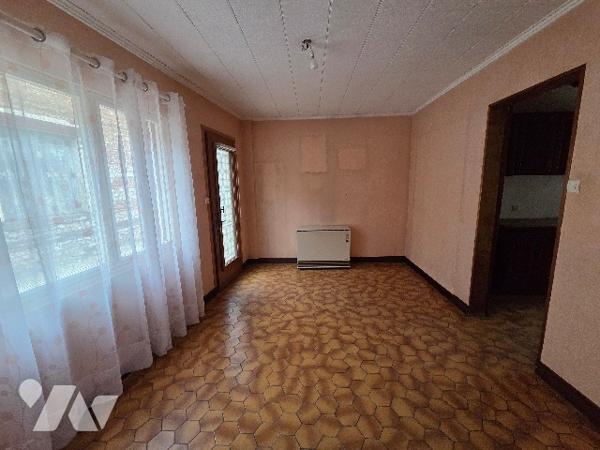 YVETOT PLEIN CENTRE, maison de ville d'~65m², 3 chambres, cour intérieure et garage.