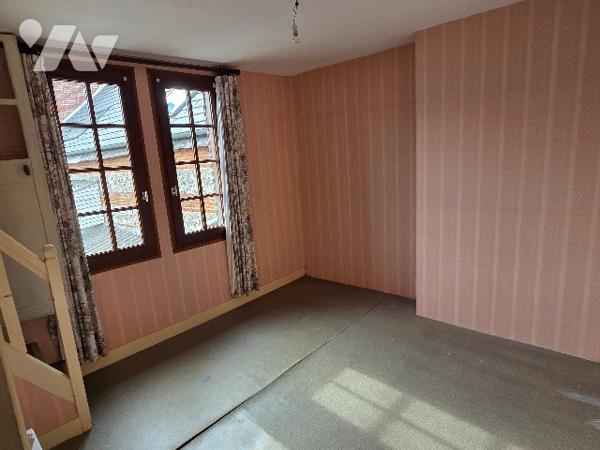 YVETOT PLEIN CENTRE, maison de ville d'~65m², 3 chambres, cour intérieure et garage.