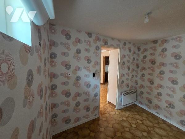 YVETOT PLEIN CENTRE, maison de ville d'~65m², 3 chambres, cour intérieure et garage.