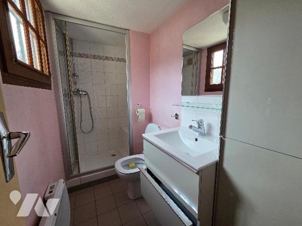 YVETOT PLEIN CENTRE, maison de ville d'~65m², 3 chambres, cour intérieure et garage.