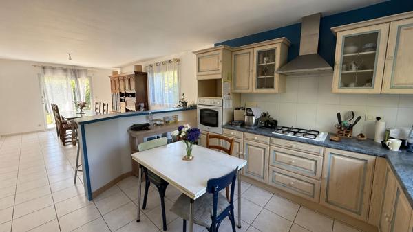 Emplacement idéal pour cette maison familiale proche du centre-bourg