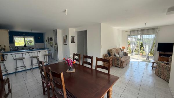 Emplacement idéal pour cette maison familiale proche du centre-bourg